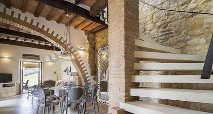 Villa Coratina: A characteristic and welcoming two-story villa situated in a quiet location, a few minutes from the town center, with Free WI-FI.