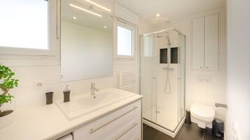 Shower, hair dryer, towels, shampoo