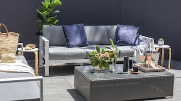 Smart TV, video games, DVD player, books