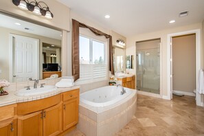 Combined shower/tub, hair dryer, towels, soap - Sonoma Wine Country Resort-Like Living (Santa Rosa)