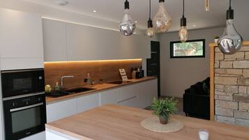 Réfrigérateur, micro-ondes, four, plaque de cuisson