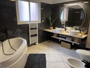Badewanne, Whirlpool, Haartrockner, Bidet