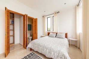 4 bedrooms, desk, iron/ironing board, travel crib