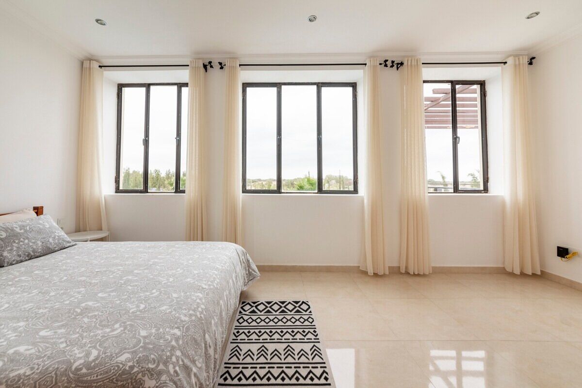 4 habitaciones, escritorio y tabla de planchar con plancha 