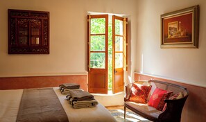 3 chambres, fer et planche à repasser, lit de bébé portatif