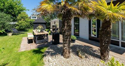 In einer idyllischen Gartenanlage eingebettetes und gemĂŒtlich ausgestattetes Ferienhaus