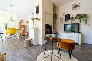 Una televisión, una chimenea