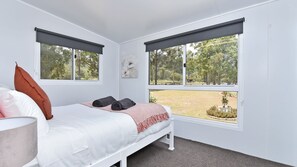 3 bedrooms, iron/ironing board, internet