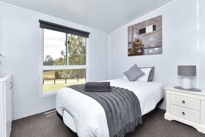 3 bedrooms, iron/ironing board, internet - Wallaby Gully Farm Cottage - Peace, Quiet, Serenity (Ellalong)