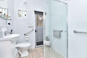 Shower, hair dryer - Wallaby Gully Farm Cottage - Peace, Quiet, Serenity (Ellalong)