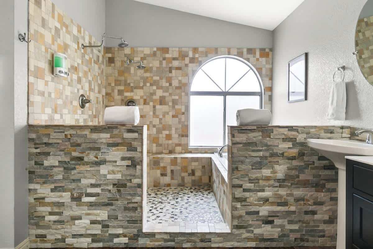 Douche, sèche-cheveux, shampoing