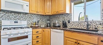 Desert Gold - 4BR Joshua Tree House w Pool!