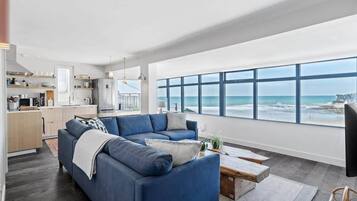 Televisión, libros y oficina