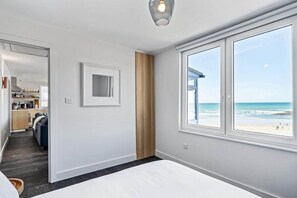 4 bedrooms, iron/ironing board, WiFi, bed sheets - Beach House with Stunning Sea Views (Portreath)
