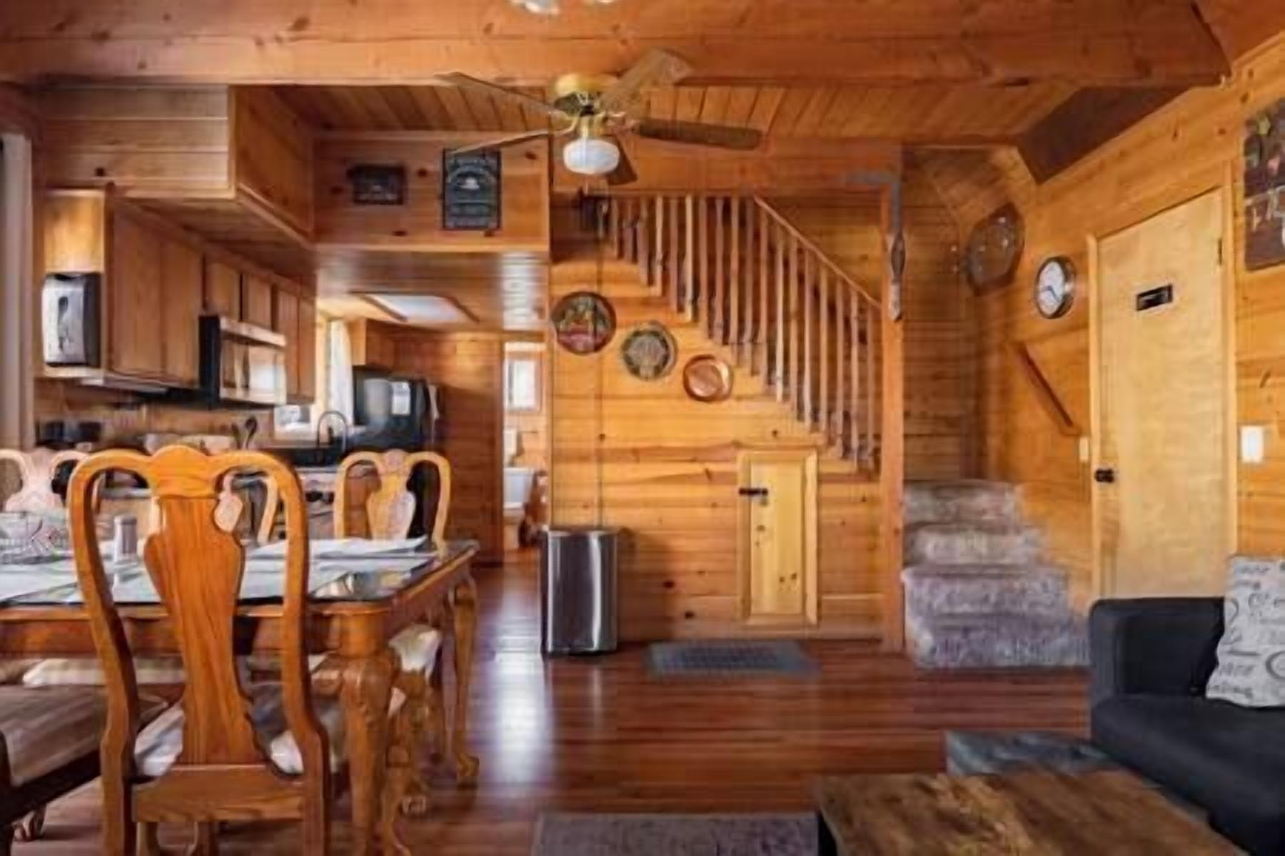 Televisie, een open haard en boeken