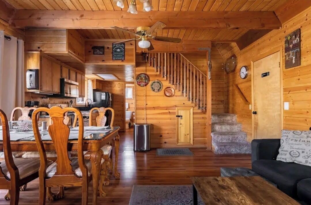 Smart-tv, een open haard, tafelvoetbal en boeken