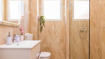 Shower, hair dryer, bidet, towels