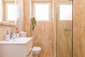 Douche, séchoir à cheveux, bidet, serviettes fournies