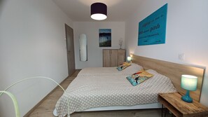 3 bedrooms, desk, iron/ironing board, travel cot