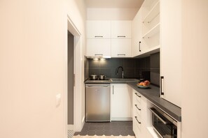 Superior Apartment | Private kitchen | Oven, stovetop, cookware/dishes/utensils, dining tables