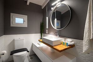 Deluxe Apartment | Bathroom | Shower, rainfall showerhead, hair dryer, towels