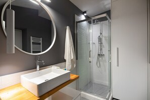 Superior-Apartment | Badezimmer | Dusche, Regendusche, Haartrockner, Handtücher