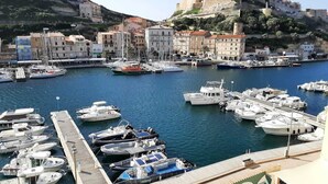 A marina with boats docked, a historic fort, and buildings along the waterfront. - BALCONY SUR LA MARINE - VUE IMPRENABLE - STUNNING VIEW - BONIFACIO harbor (Bonifacio)