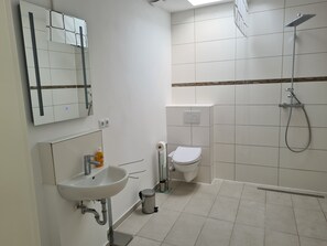 Dusche, Haartrockner, Bidet, Handtücher