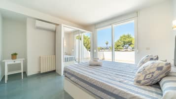 4 habitaciones, escritorio y tabla de planchar con plancha