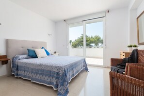 4 habitaciones, tabla de planchar con plancha y cuna de viaje