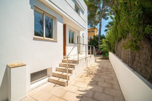 Property grounds - Sea view villa with pool, only 20 metres to the beach of Barcares, Alcudia (Alcúdia)