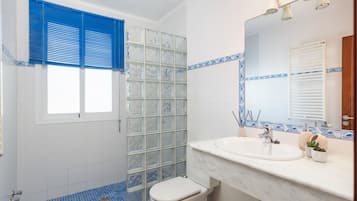 Kombination af bruser/badekar, hårtørrer, bidet, håndklæder