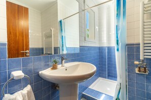 Combined shower/bathtub, hair dryer, towels, soap - Sea view villa with pool, only 20 metres to the beach of Barcares, Alcudia (Alcúdia)