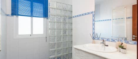 Ensemble douche/baignoire, sĂšche-cheveux, bidet, serviettes fournies