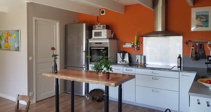 Au-dessus du port, grande ferme chaleureuse