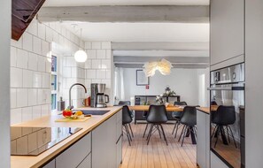Kühlschrank, Mikrowelle, Herdplatte, Geschirrspüler