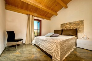 5 bedrooms, iron/ironing board, free WiFi, bed sheets