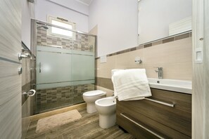 Regadera, secadora de cabello, bidet, toallas 