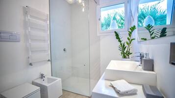 Doccia, asciugacapelli, bidet, asciugamani