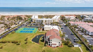 Hotel frente al mar con cancha de tenis, piscina y vistas al océano.