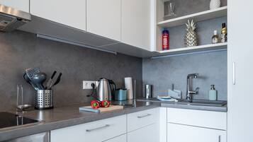 Fridge, oven, stovetop, dishwasher