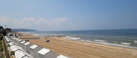 Una spiaggia nelle vicinanze