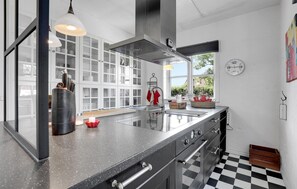 Réfrigérateur, plaque de cuisson, lave-vaisselle, cafetière/bouilloire