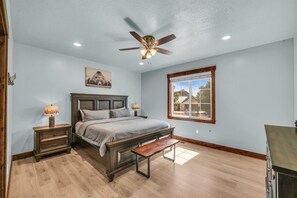 5 habitaciones, tabla de planchar con plancha y cuna de viaje