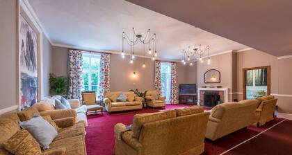 7 bedroom annexe to former farmhouse, family & pet friendly, with basement pub