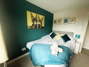 7 bedrooms, desk, iron/ironing board, free WiFi - 7 bedroom annexe to former farmhouse, family & pet friendly, with basement pub (East Anstey)