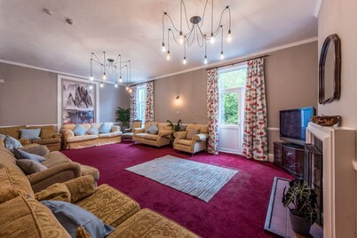 7 bedroom annexe to former farmhouse, family & pet friendly, with basement pub
