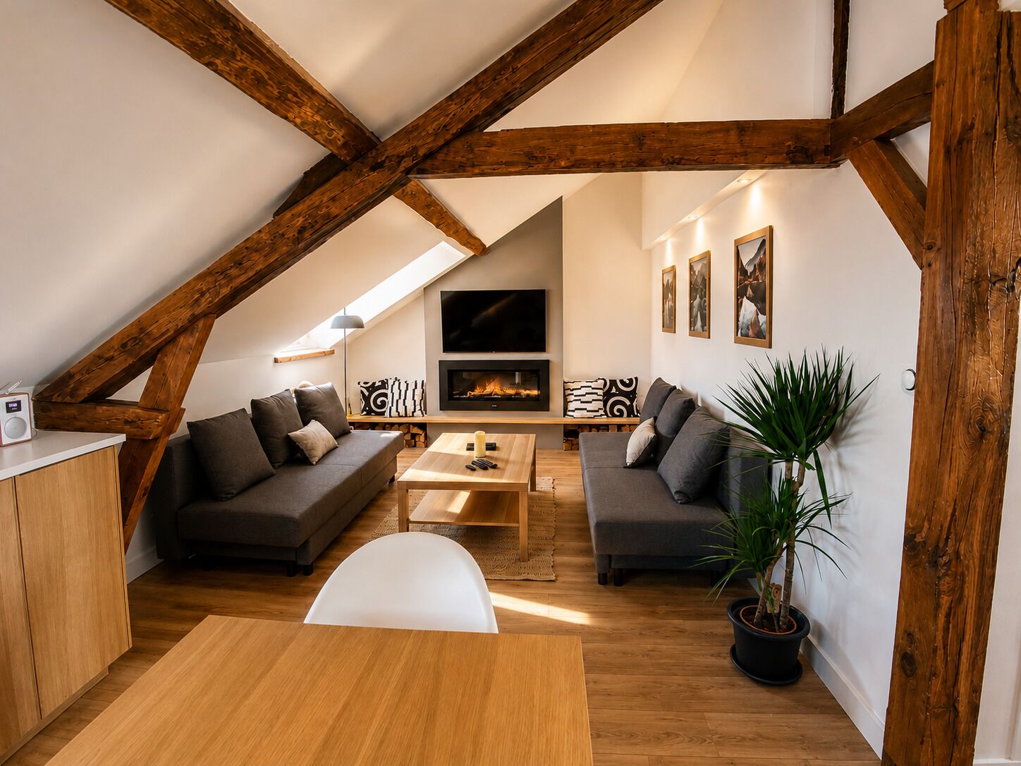TV connectée, cheminée, livres, chaîne hi-fi