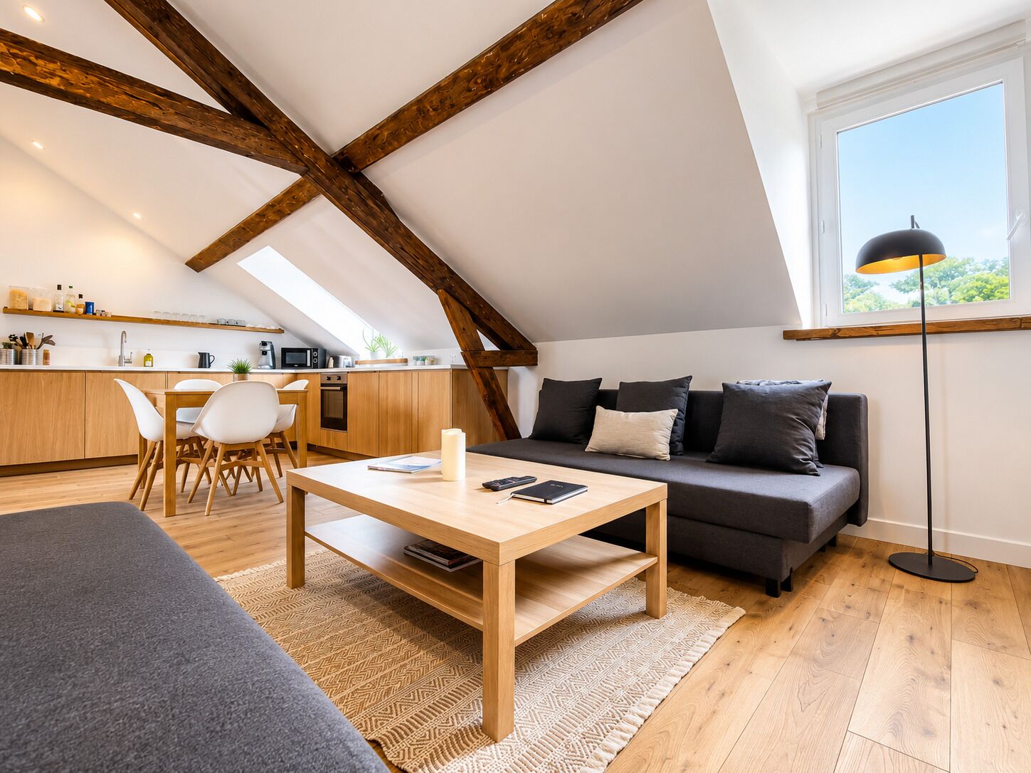 Smart-tv, een open haard, boeken en een stereo