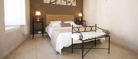 1 quarto, ferros/tábuas de passar roupa, berço de viagem